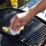 Cara Membersihkan Kerak Panggangan Sate Daging Kurban di Rumah, Simak!
