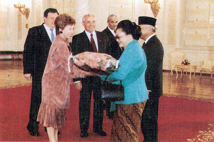 Ibu Tien Soeharto menerima karangan bunga dari Raisa Gorbachev disaksikan Presiden Gorbachev dan Presiden Soeharto di Moskwa pada 1989.