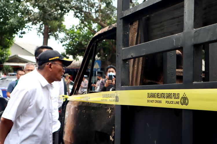 Prof. Dr. Muhadjir Effendy, M.A.P. Menteri Koordinator Bidang Pembangunan Manusia dan Kebudayaan Indonesia saat meninjau truk yang dibakar saat kerusuhan pertandingan pekan ke-11 Liga 1 2022-2023 Arema FC melawan Persebaya Surabaya di Stadion Kanjuruhan Kepanjen, Kabupaten Malang, Sabtu (1/9/2022) malam. 