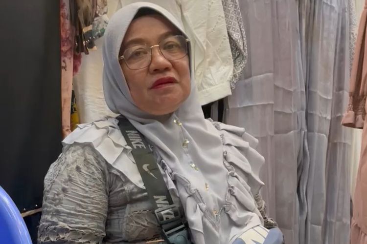 Asni (63), salah satu pedagang baju di Pasar Koja Baru, ditemui pada Selasa (24/10/2023).