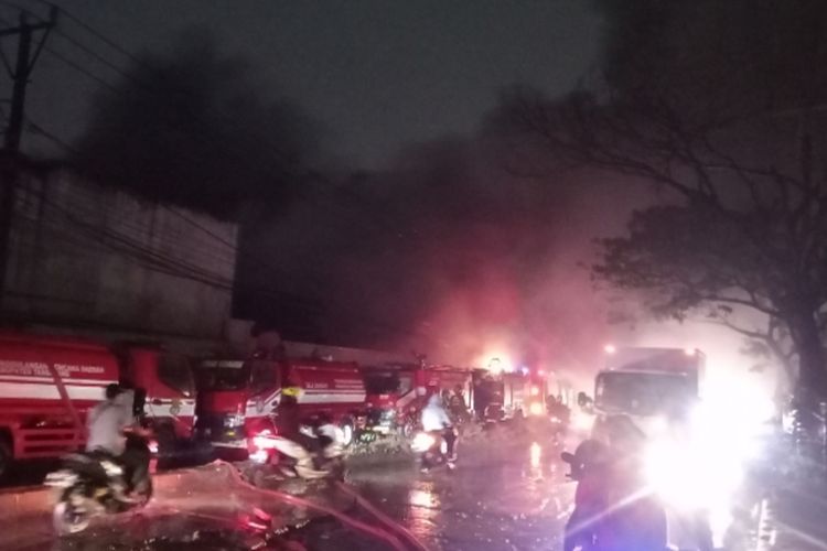 Kebakaran Pabrik Paralon di Kosambi Tangerang 