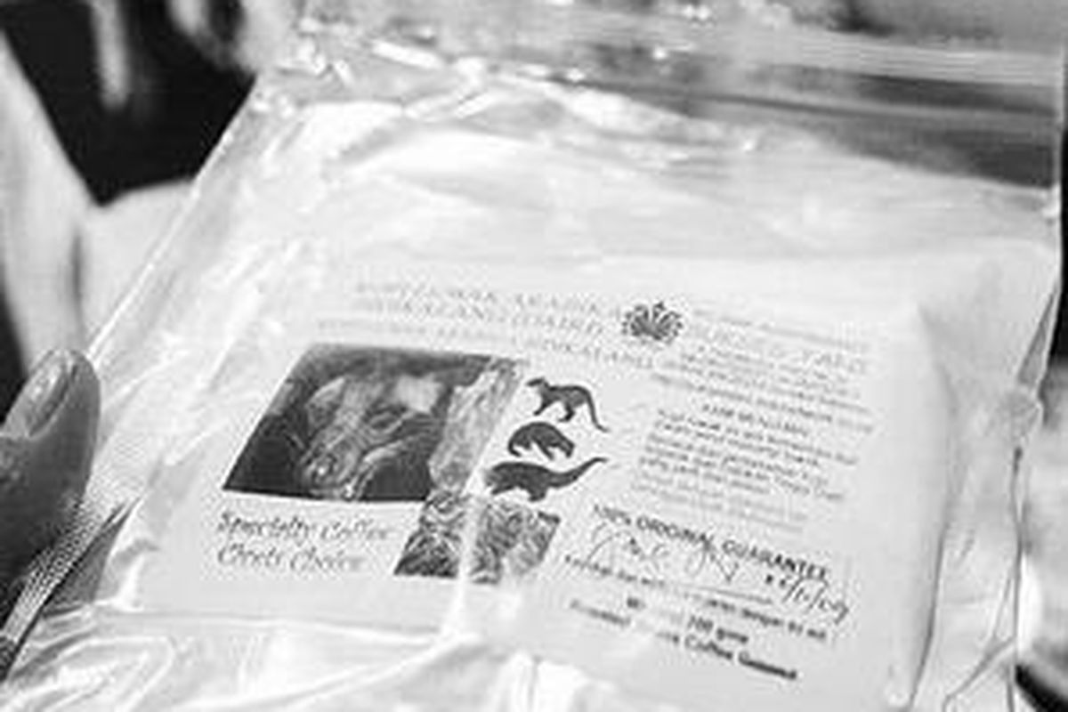 Kopi luwak atau biji kopi yang telah dimakan oleh musang (Paradoxurus hermaphroditus) menjadi kopi paling mahal di antara kopi jenis lain.