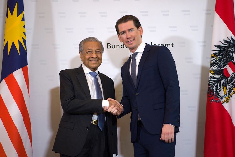 Perdana Menteri Malaysia Mahathir Mohamad (kiri) ketika bertemu Kanselir Austria Sebastian Kurz di Vienna Senin (21/1/2019). Pertemuan itu menjadi sejarah karena keduanya saat ini merupakan pemimpin termuda dan tertua di dunia.