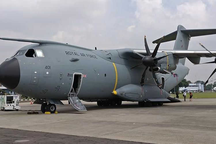 Pesawat angkut A400M milik Angkatan Udara Kerajaan Inggris (Royal Air Force), didatangkan Airbus ke Lanud Halim Perdanakusuma, Senin (6/3/2017).
