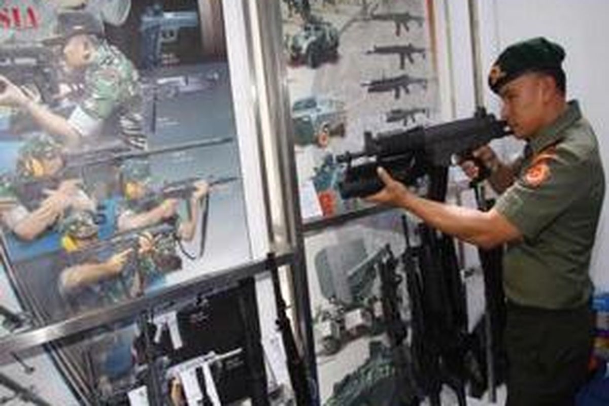 Anggota TNI mencoba salah satu senjata api buatan PT. Pindad pada acara Pameran Peralatan Pertahanan (Static Show) di Mabes TNI, Cilangkap, Jakarta, Rabu (28/1). Pameran ini memperlihatkan berbagai produk peralatan pertahanan buatan industri dalam negeri. 