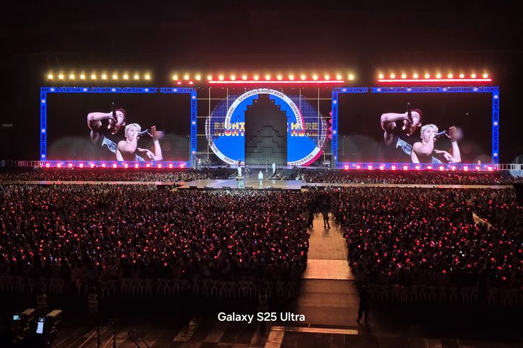 Suasana kemeriahan konser saat salah satu member Seventeen, Hoshi, meminta penonton untuk berdiri dari bangku konser