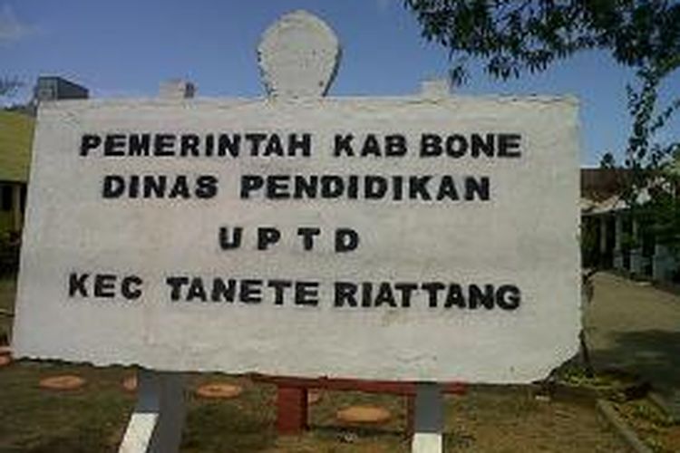 Kepala kantor UPTD Pendidikan ini dilaporkan kerap memeras Kepala Sekolah di Kabupaten Bone, Sulawesi Selatan dengan alasan untuk kegiatan Korps Pegawai Republik Indonesia (Korpri). Sabtu, (02/11/2013).