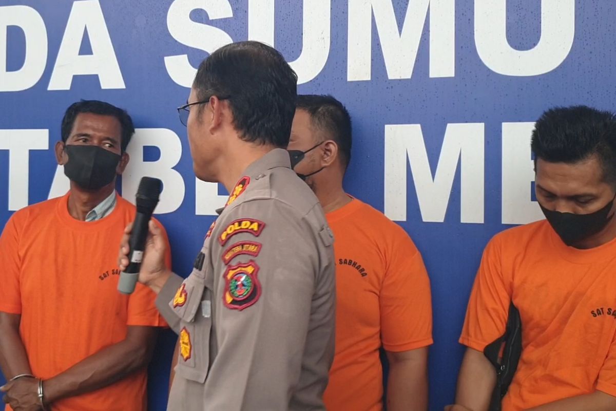 Wakil Kepala Polrestabes Medan AKBP Taryono Raharja menanyai Untung (58) saat menggelar konferensi pers di SPBU Nagalan, di Jalan Flamboyan Raya, Kota Medan pada Jumat (7/3/2025).