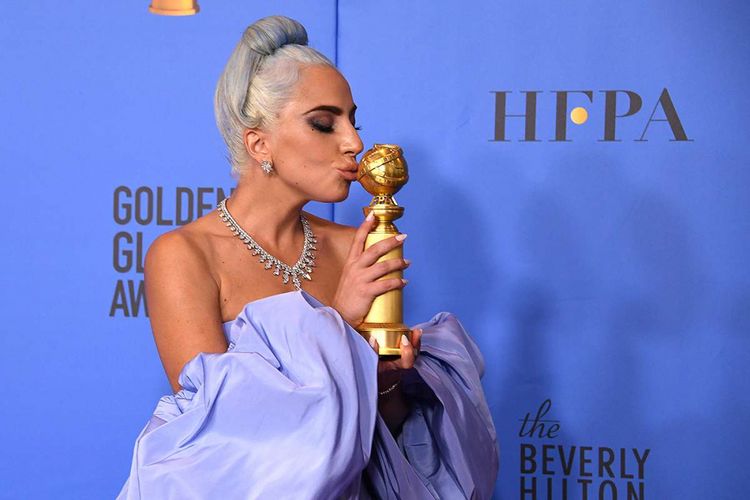 Pemenang penghargaan Best Original Song - Motion Picture untuk Shallow, soundtrack film A Star is Born, Lady Gaga, berpose dengan trofi pada Golden Globe 2019 yang digelar di The Beverly Hilton, Beverly Hills, California, AS, Minggu (6/1/2019) waktu setempat.