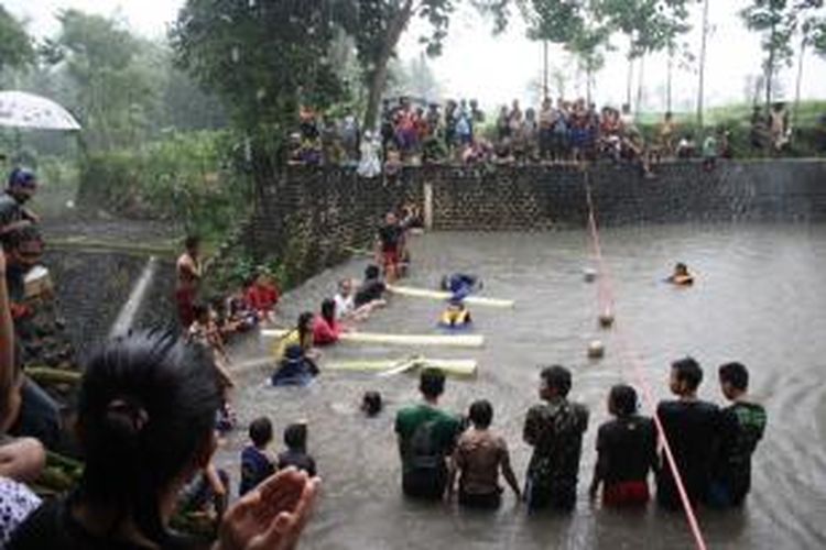 Peserta olahraga gedebung sampan dari kalangan ibu-ibu, di aliran Sungai Rejeki, Desa Tangsil Wetan, Kecamatan Wonosari, Kabupaten Bondowoso, Jawa Timur.