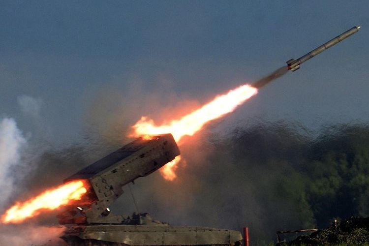 TOS-1 Rusia menembak saat forum militer internasional Army-2015 di Kubinka, luar Moskwa, 16 Juni 2015.