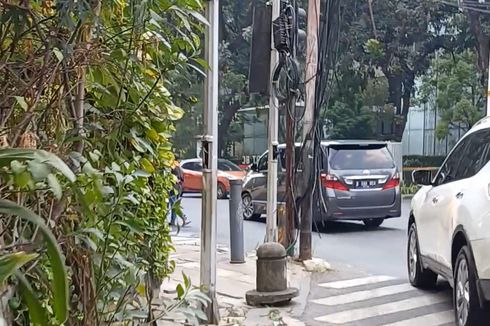 Kabel Putus Menggelantung di Pedestrian Jalan Kebon Sirih, Pejalan Kaki Khawatir Tersengat Listrik