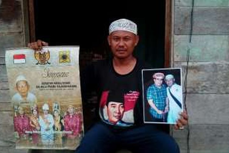 Wakidi saah satu pengikut Kanjeng Dimas asal Ogan Ilir Sumsel, menunjukkan foto ia bersama Kanjeng Dimas yang diabadukan di Padepokan di Probolinggo