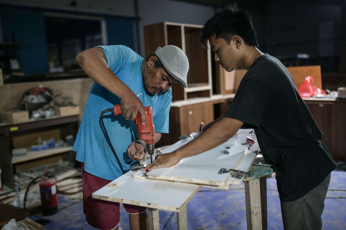 Pekerja menyelesaikan pesanan kitchen set di bengkel Usaha Mikro Kecil dan Menengah (UMKM) Eksentrik, Kabupaten Bogor, Rabu (9/11/2022). Badan Pusat Statistik (BPS) melaporkan ekonomi Indonesia pada Kuartal III-2022 tumbuh sebesar 5,72 persen secara tahunan.