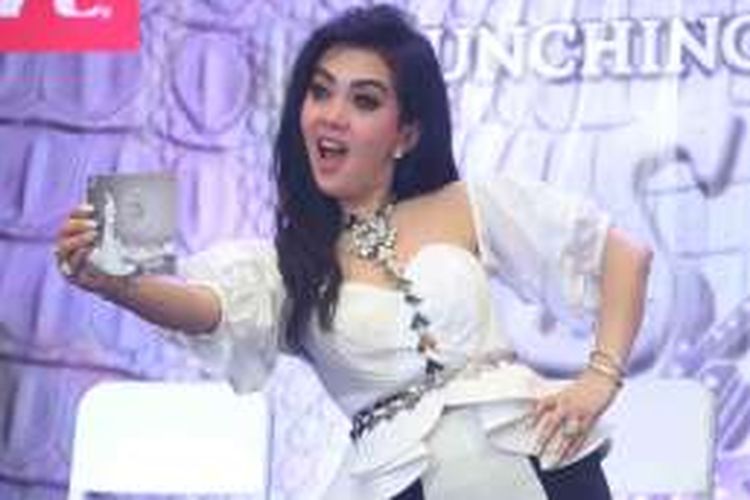 Syahrini diabadikan dalam acara peluncuran album Princess Syahrini di Cinere Mall Bellevenue, Cinere, Depok, Jawa Barat, Rabu (27/1/2016).