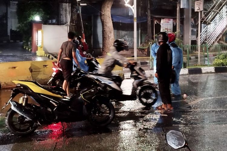 Sebanyak 3 motor tergelincir di bawah fly over Jalan Fachrudin, Tanah Abang, Jakarta Pusat akibat jalanan yang licin, Selasa (7/3/2023). (KOMPAS.com/XENA OLIVIA)