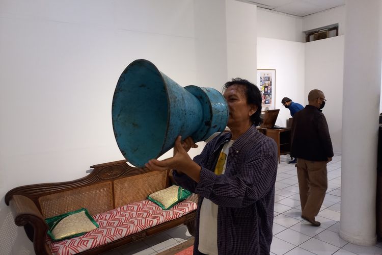 Pengunjung menikmati pameran Pelantang di Bentara Budaya Yogyakarta, Jumat (26/8/2022) malam. berbagai pelantang lawas dipamerkan pada acara ini.