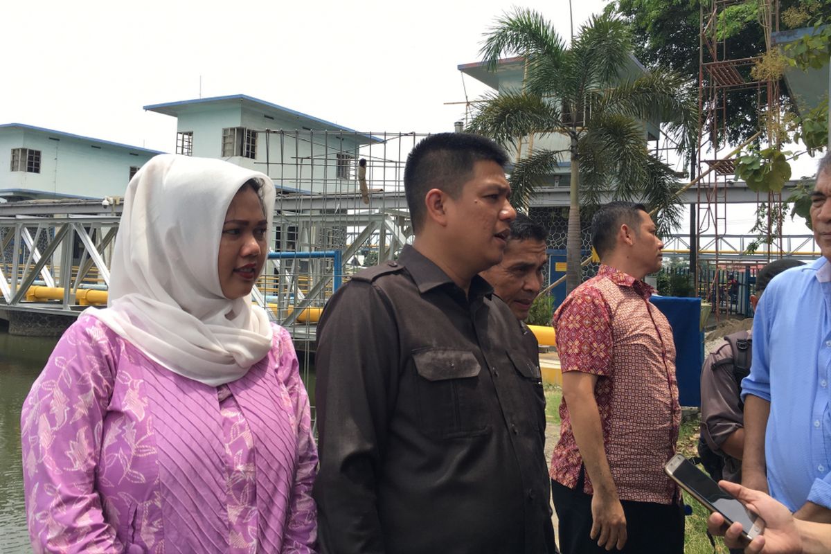 Mendapat laporan warga, Anggota DPRD Komisi II Kota Bekasi melakukan pengecekan ke Kali Bekasi, di Bendungan Bekasi, Selasa (26/9/2017). 