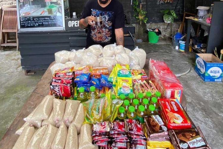 Seniman Muhammad Miftahur Rizaq membantu mahasiswa di Yogyakarta asal Aceh, Sumatera Barat dan Sumatera Utara yang terdampak bencana alam dengan menyediakan paket sembako dan makan. (Foto dokumentasi pribadi Muhammad Miftahur Rizaq).