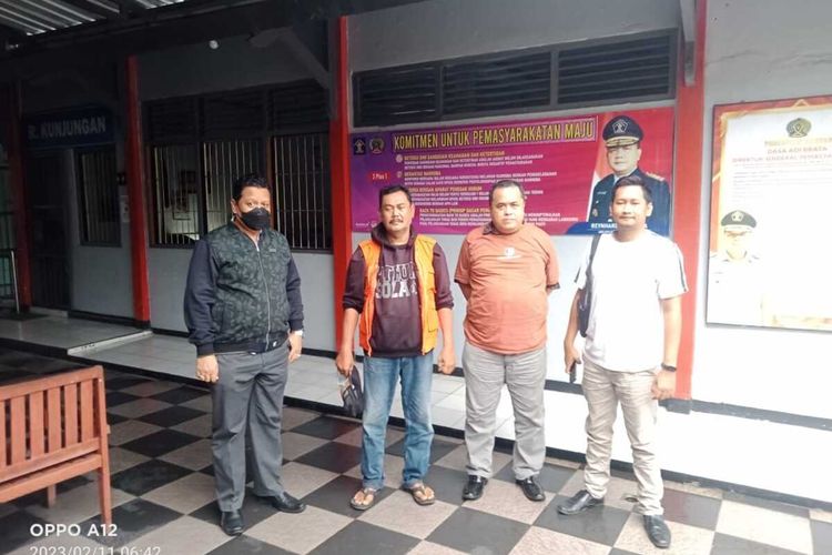 Setelah lama buron hingga delapan tahun, mantan pegawai PD BPR BKK Pati, Jawa Tengah Agus Apriliyana (56) akhirnya diringkus di persembunyiannya di Kabupaten Bekasi, Jawa Barat.
