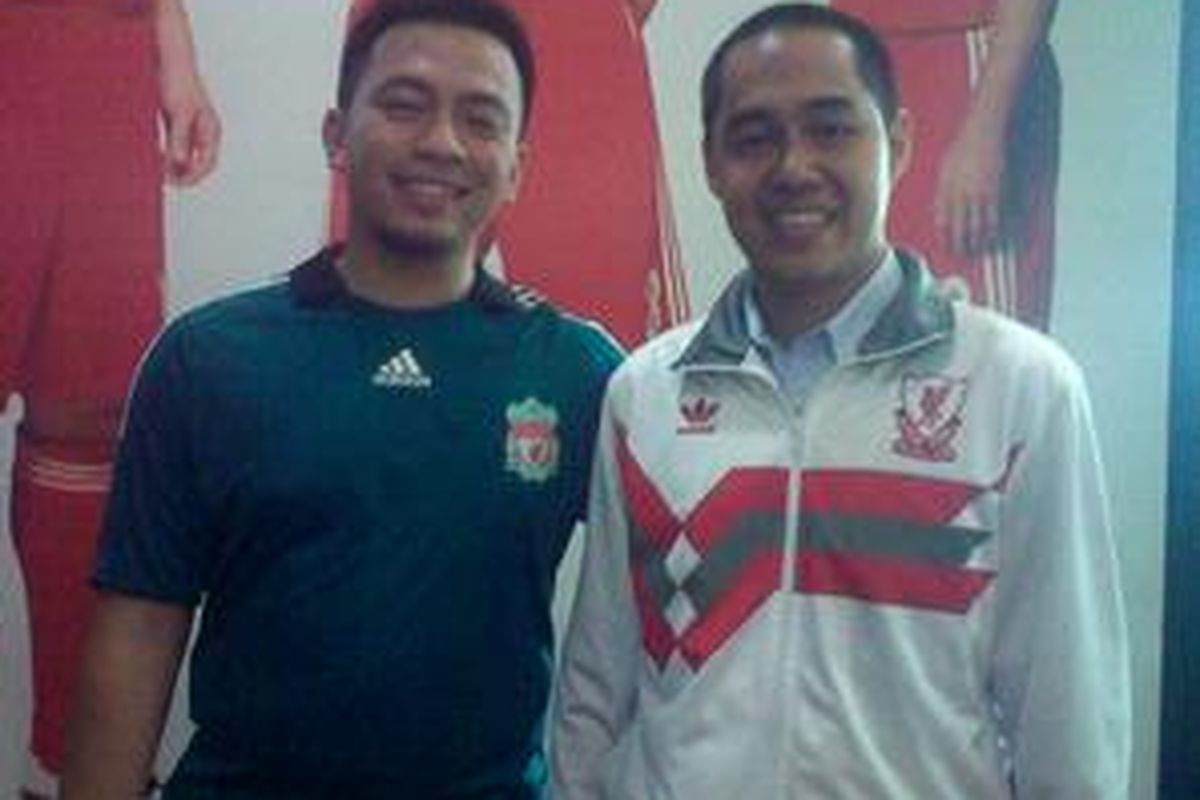 Presiden Big Reds Indonesia, Andhika Suksmana (kanan) bersama salah seorang liverpudlian Indonesia dalam konfrensi pers peluncuran home jersey terbaru Liverpool di Menara Standart Chartered, Jakarta, Kamis (6/5/2010). 