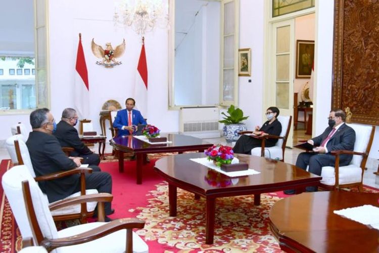 Foto Biro Pers, Media, dan Sekretariat Presiden: Presiden Joko Widodo menerima kunjungan kehormatan Menteri Luar Negeri (Menlu) Malaysia, Dato’ Saifuddin Abdullah, di Istana Merdeka, Jakarta, Senin (18/10/2021).