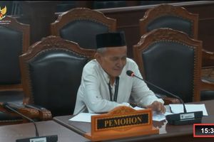 Perjuangkan Hak Pensiun, Kakek Pensiunan BUMN Menangis di Sidang MK