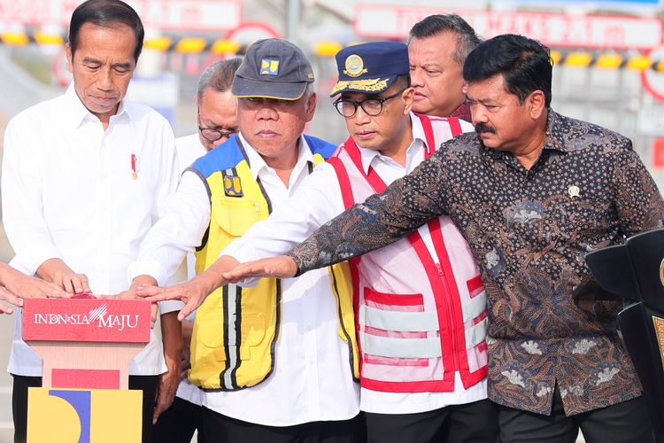 Menteri ATR/Kepala BPN, Hadi Tjajanto terlihat mendampingi Presiden Joko Widodo meresmikan Jalan Tol Pamulang-Cinere-Raya Bogor pada Senin (08/01/2024). 