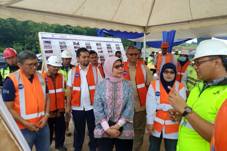 Direktur Utama PT Jasa Marga (Persero) Tbk. Desi Arryani saat berkunjung ke lokasi proyek Tol Semarang-Batang, Minggu (11/2/2018).