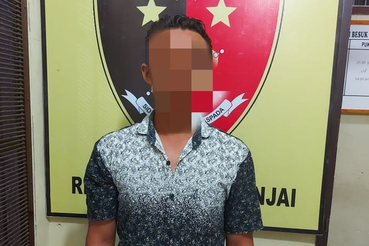 Tersangka MS ini ditangkap di rumahnya lada Senin (31/5/2021) siang. Aksinya membuka jendela dan masuk ke rumah warga tanpa busana viral di media sosial dengan sebutan kolor ijo. Pelakunya adalah seorang buruh pabrik pernah melakukan hal yang sama di desa lain hingga diusir. MS mengaku terdorong mengintip perempuan saat tidur usai minum tuak.