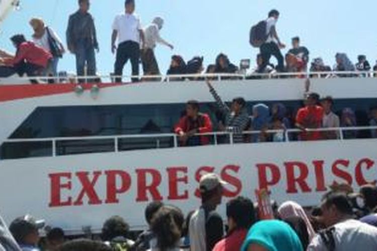 Ratusan penumpang. naik hingga ke anjungan kapal cepat di pelabuhan Nusantara, Kendari. Mereka pulang kampung di Kabupaten Muna untuk ikut mencoblos di pilkada 9 Desember 