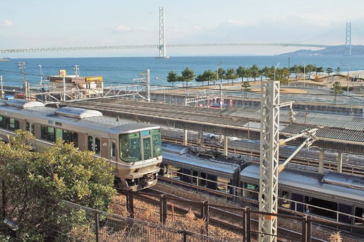 Menuju Kota Akashi di Jepang, Anda bisa naik kereta jenis shin-kaisoku JR Kobe-line dari Osaka selama kurang lebih 40 menit.