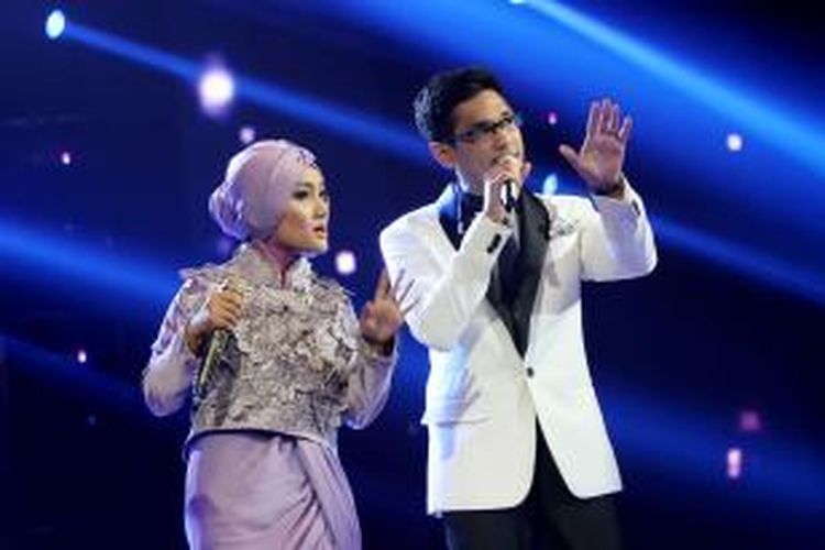 Fatin Shidqia Lubis berduet dengan Afgan Syahreza dalam Grand Final X Factor Indonesia 2013, yang digelar di Studio 8 RCTI, Kebon Jeruk, Jakarta Barat, Jumat (17/5/2013). 