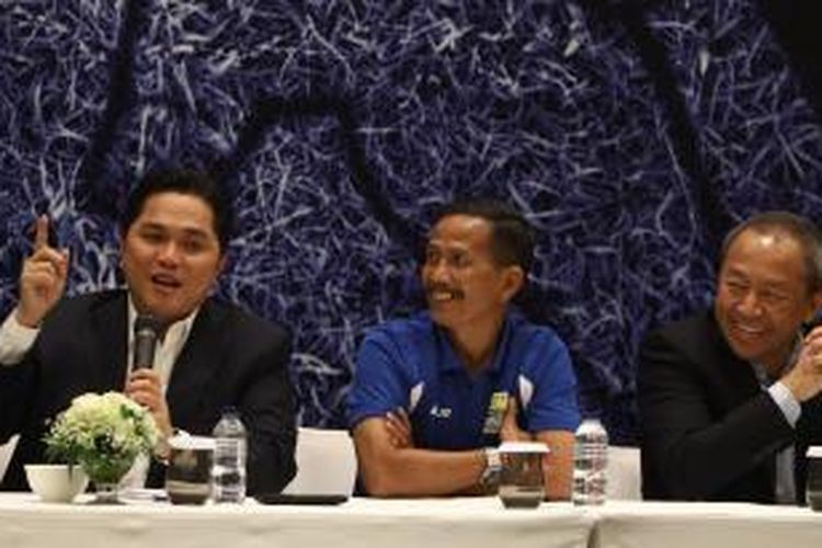 Presiden Inter Milan Erick Thohir (kiri) dan mantan pelatih Persib Bandung, Djadjang Nurdjaman, menjalani konferensi pers bertajuk 