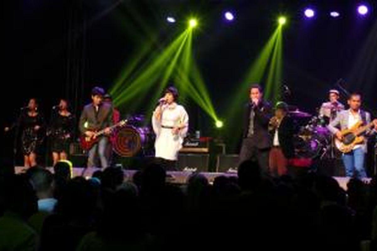 MALIQ & D'Essentials tampil dalam konser malam pergantian tahun 2013 ke 2014 yang digelar Hotel Harris  & Convention Festival, Citylink, Bandung, Jawa Barat, Selasa (31/12/2013) malam.