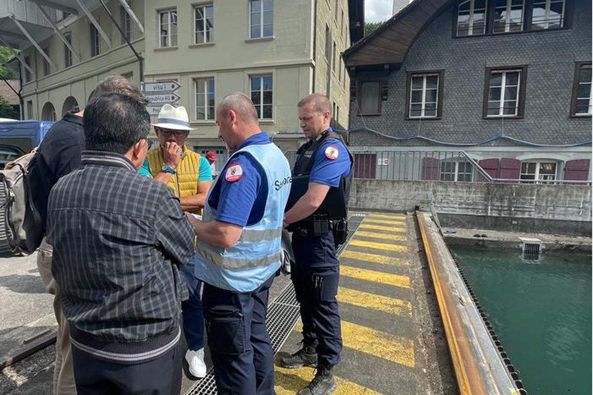 Gubernur Jawa Barat Ridwan Kamil saat berdiskusi dengan petugas dalam proses pencarian anaknya, Emmeril Kahn Mumtadz di Sungai Aare, Bern, Swiss, Minggu (29/5/2022).