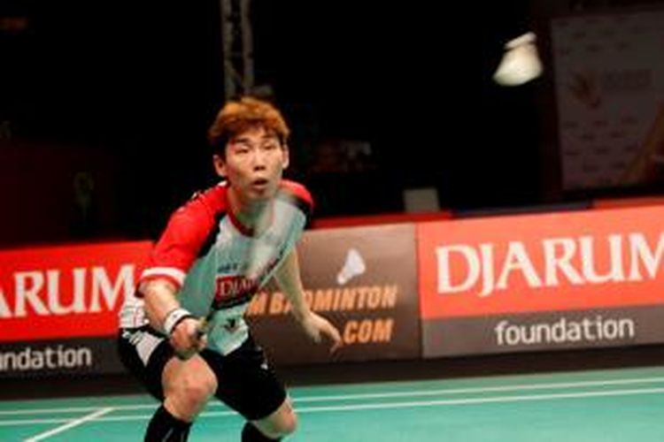Pemain Djarum Kudus asal Korea Selatan, Son Wan-ho, berusaha mengembalikan kok dari Simon Santoso yang membela Musica Champion Kudus pada laga final Djarum Superliga Badminton 2015 di GOR Lila Bhuana Denpasar, Bali, Minggu (2/1/2015). Son menang 61-21, 21-9, 21-17.