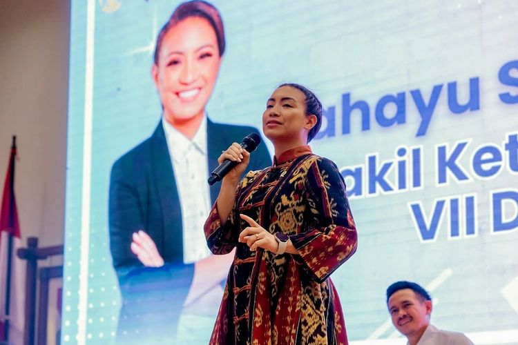 Mantan Wakil Ketua Komisi VII DPR RI Rahayu Saraswati Djojohadikusumo menggunakan wastra Nusantara saat masih menduduki kursi tersebut.