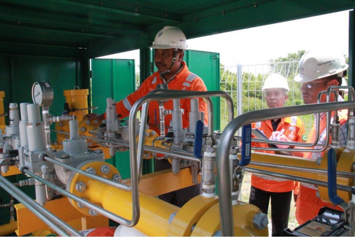 PGN menyalurkan gas bumi perdana (initial gas in) ke Kawasan Industri Java Integrated Industrial and Port Estate (JIIPE) di Gresik, Jawa Timur, Selasa (6/3/2018)
