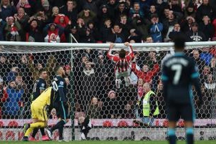 Pemain sayap Stoke City, Xherdan Shaqiri (merah putih) gagal memanfaatkan peluang di depan gawang Manchester City ketika kedua tim bertemu pada lanjutan Premier League di Stadion Britannia, Sabtu (5/12/2015). 