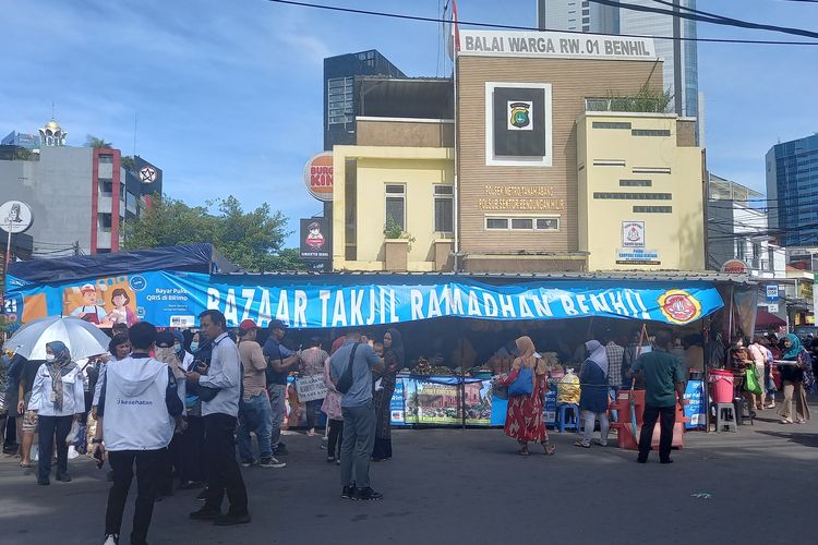 Suasana Bazaar takjil ramadhan benhil yang ramai pengunjung menjelang buka puasa pada, Rabu (20/3/2024)