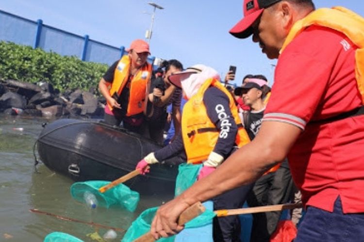 Pemerintah Provinsi Sulawesi Utara (Pemprov Sulut) memimpin kegiatan bersih-bersih massal bertema ?Kelola Sampah Untuk Hidup Bersih, Sehat dan Bernilai.? pada Sabtu (23/2/19)