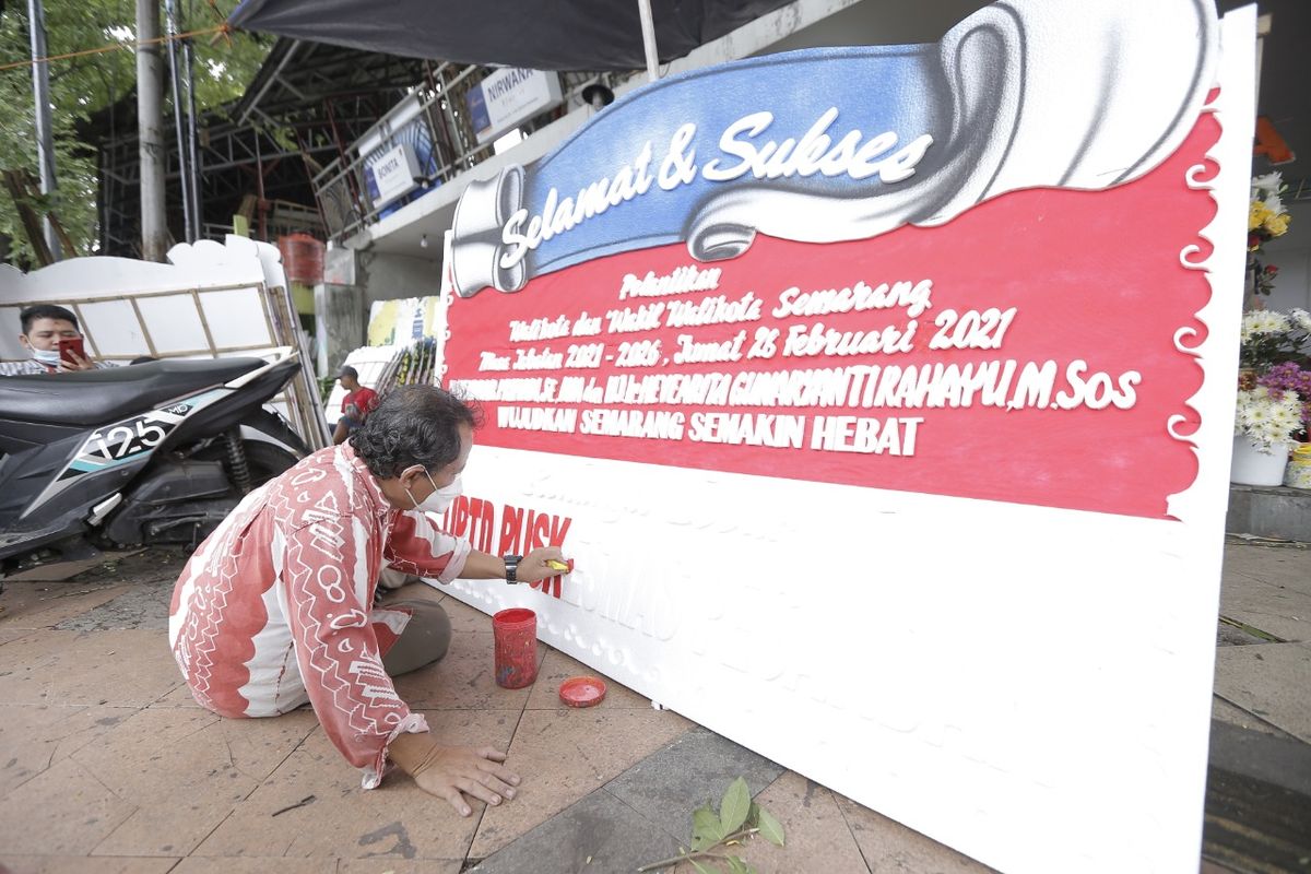 Pedagang bunga di kawasan Pasar Kembang Kalisari, Jalan dr. Soetomo, Kota Semarang kebanjiran pesanan jelang pelatikan Wali Kota dan Wakil Wali Kota Semarang terpilih Hendrar Prihadi dan Hevearita Gunaryanti Rahayu.