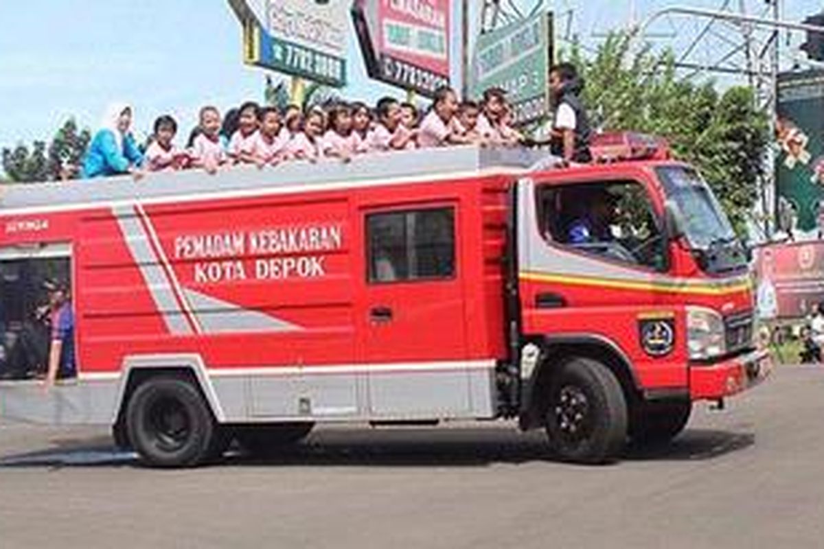 Sejumlah TK di Kota Depok mendapat penjelasan tugas dan kegiatan pemadam kebakaran (Damkar) di kantornya, Jl. Kota Kembang, Sukmajaya, Depok. Dalam kesempatan itu, TK yang mendapatkan pelatihan tersebut diberikan kesempatan untuk menikmati guyuran air yang disiapkan petugas memadamkan api bila ada kebakaran serta naik di atas kendaraan operasional damkar.