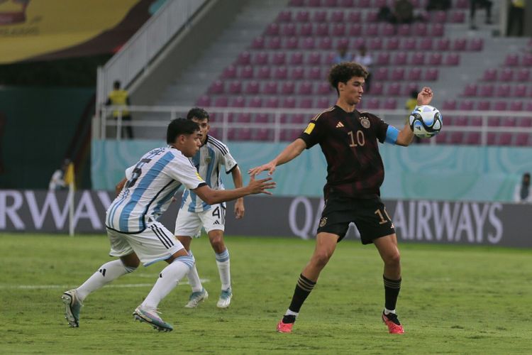 Pemain timnas U17 Jerman, Noah Darvich (kanan), berebut bola dengan pemain timnas U17 Argentina, Mariano Gerez, dalam laga semifinal Piala Dunia U17 2023 di Stadion Manahan, Solo, pada Selasa (28/11/2023) sore WIB.