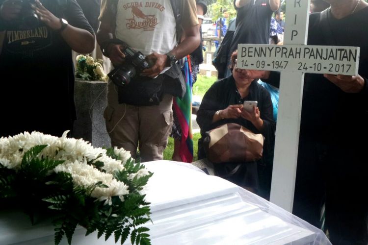 Suasana pemakaman Benny Panjaitan di TPU Menteng Pulo, Jakarta Selatan, Kamis (26/10/2017).