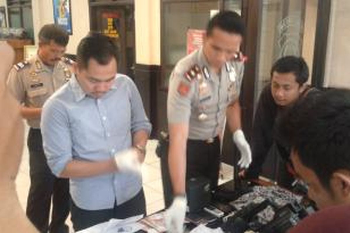 Polisi menggelar konferensi pers terkait pembunuhan di kamar kos, Selasa (15/4/2014), di Polsek Pademangan, Jakarta Utara.