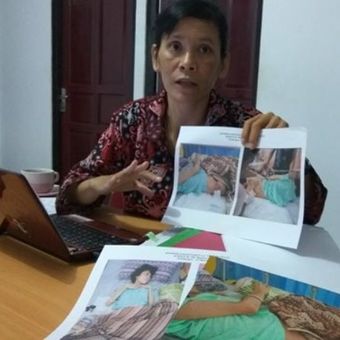 Kuasa Hukum, Marcelina Lin saat menunjukkan foto kondisi Yeni Riawati saat berada di rumah sakit paska ditahannya Fidelis Arie Sudewarto.