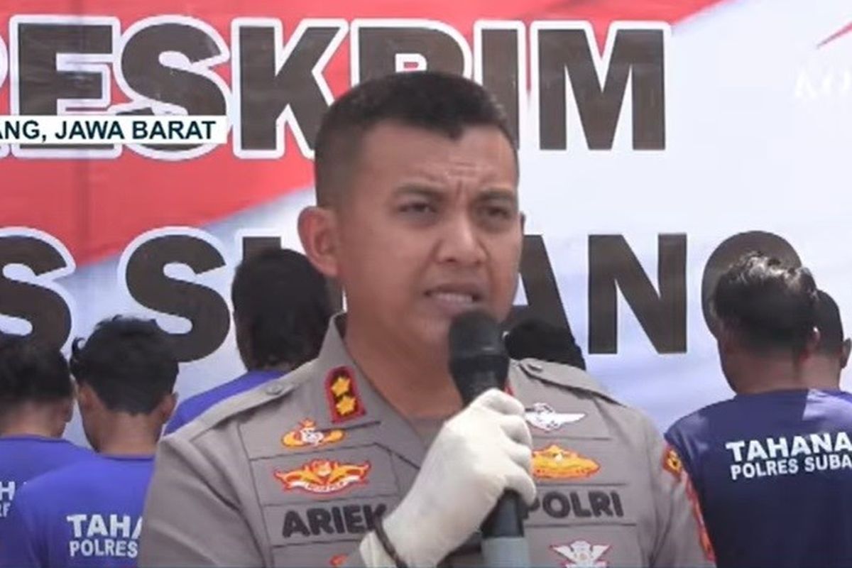Kapolres Subang AKBP Ariek Indra Sentanu memberikan keterangan kepada media soal bentrok ormas di Subang, Jumat (19/4/2024).