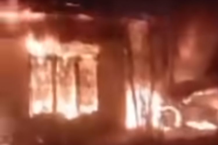 Potongan video, rumah dan mobil wartawan di Labuhanbatu diduga dibakar OTK, Kamis (21/3/2024) 